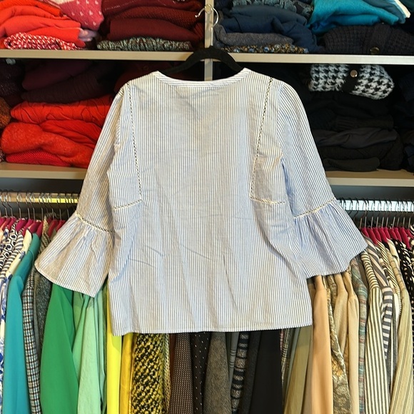 GAP blue and white striped with embroidery v neck 3/4 sleeve blouse size M - Picture 3 of 3
